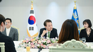 윤 대통령 "스타트업에 확실한 금융 지원&hellip;세 부담 완화 &middot; 주주 권익 제고"