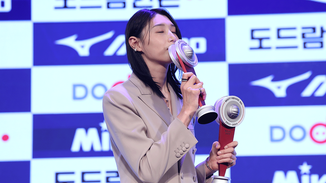 8일 오후 서울 서초구 더케이호텔에서 열린 프로배구 2023-2024 V-리그 시상식에서 여자부 정규리그 MVP에 선정된 흥국생명 김연경이 트로피에 입을 맞추고 있다. (사진=연합뉴스)