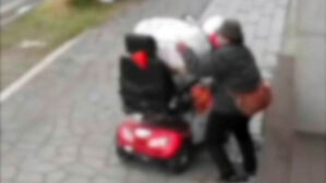 [뉴스딱] 추궁하자 "어떻게 찾았대?"&hellip;전동휠체어로 옷 훔쳐 간 할머니