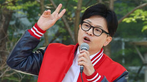 한동훈 "이재명 법정 앞 눈물은 자기 살려달라는 영업의 눈물"