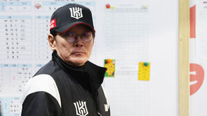 KBO, '경기 중 철수 지시' KT 이강철 감독에 경고