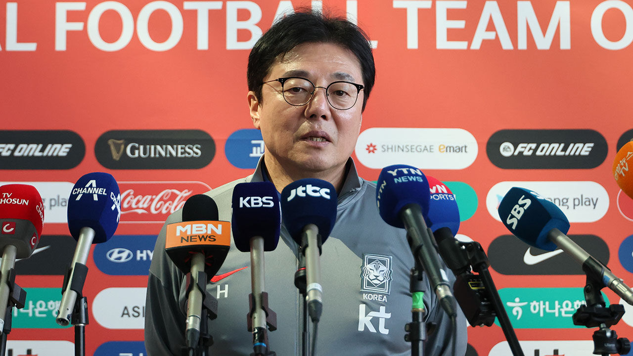 지난 5일 10회 연속 올림픽 본선 진출 각오 밝히는 황선홍 감독