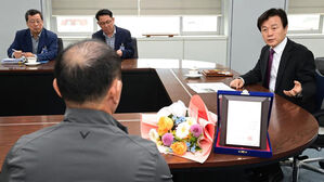 진주시, '편의점 알바 폭행' 제지하다 다친 50대에 감사패 전달