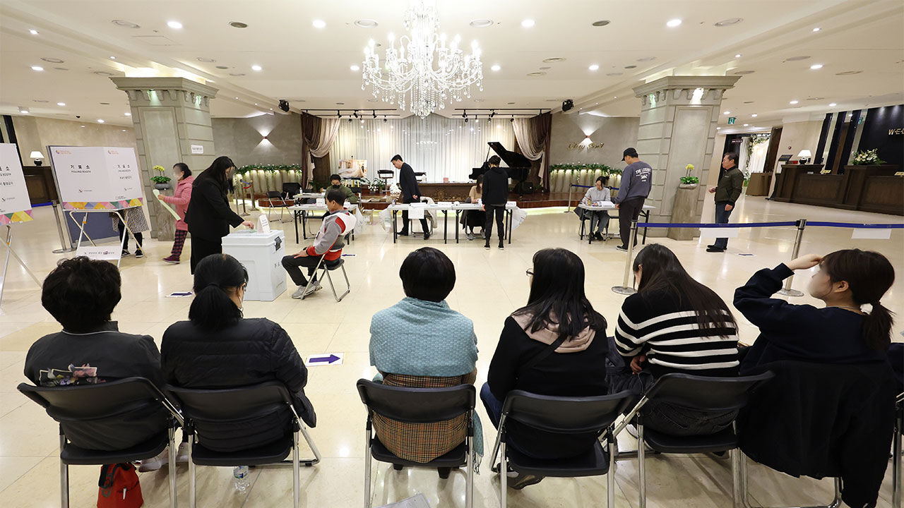 제22대 국회의원선거일인 10일 서울 구로구의 한 결혼식장에 마련된 구로제5동제1투표소를 찾은 시민들이 투표하고 있다. 