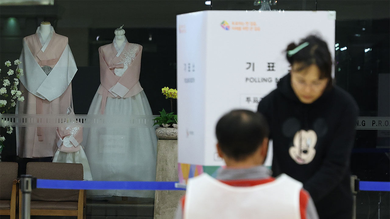제22대 국회의원선거일인 10일 서울 구로구의 한 결혼식장에 마련된 구로제5동제1투표소를 찾은 시민이 투표하고 있다.