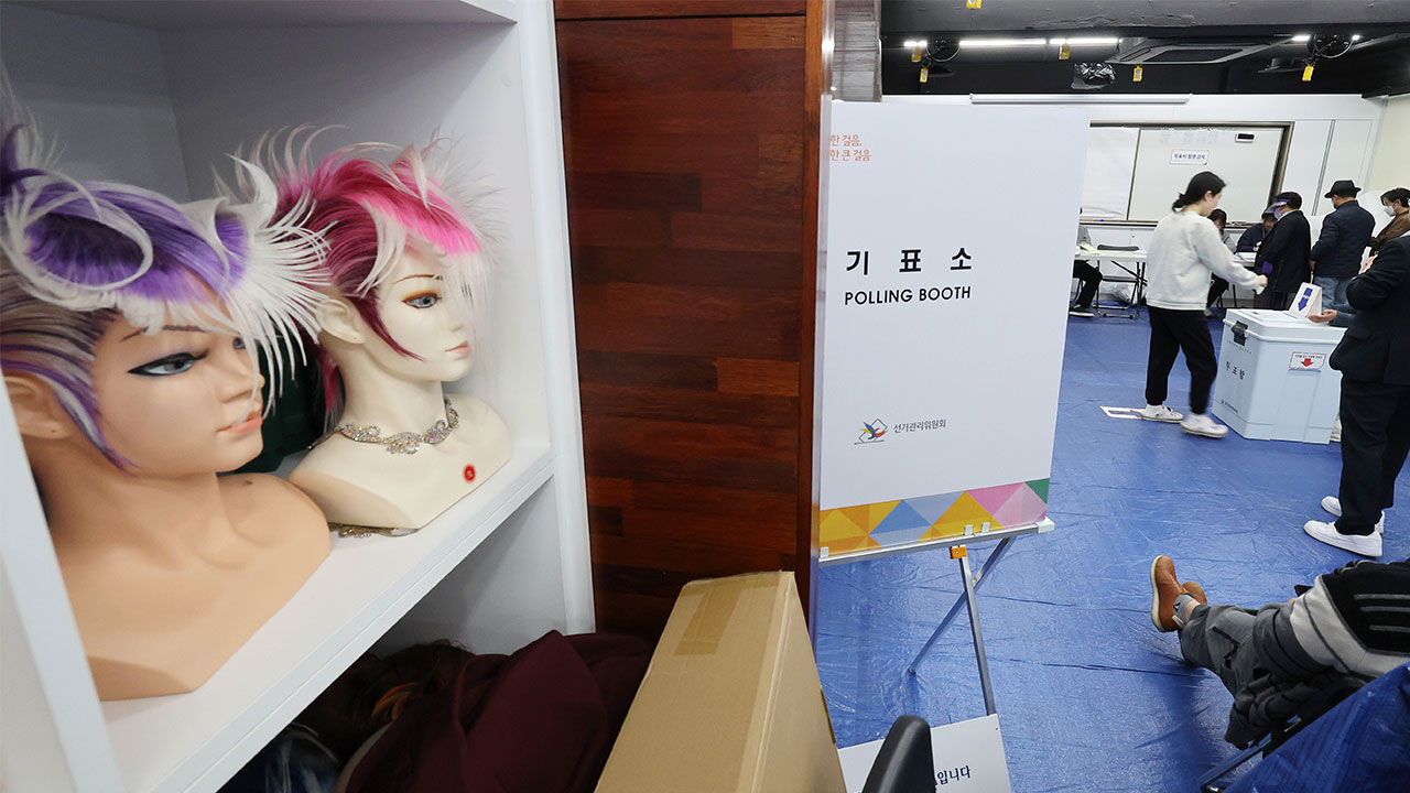 제22대 국회의원선거일인 10일 오전 서울 동대문구 정화고등학교 별관 헤어미용실습실에 마련된 제기동제1투표소에서 시민들이 소중한 한표를 행사하고 있다.