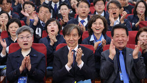"10석+α 충분" 선전에 환호&hellip;이 시각 조국혁신당 상황실