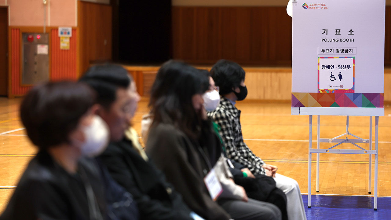 투표장을 지켜보고 있는 참관인들
