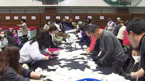 길어진 비례 투표지에 수검표까지&hellip;이 시각 개표 상황
