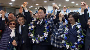 수도권&middot;충청 압도적 우위로 격차 벌려&hellip;민주, 과반 의석 석권