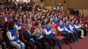 민주 지도부 "정권 심판 민심 폭발&hellip;국민이 무거운 명령 내려"