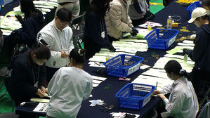 밤샘 개표 작업 마무리 단계 직전&hellip;이 시각 개표소