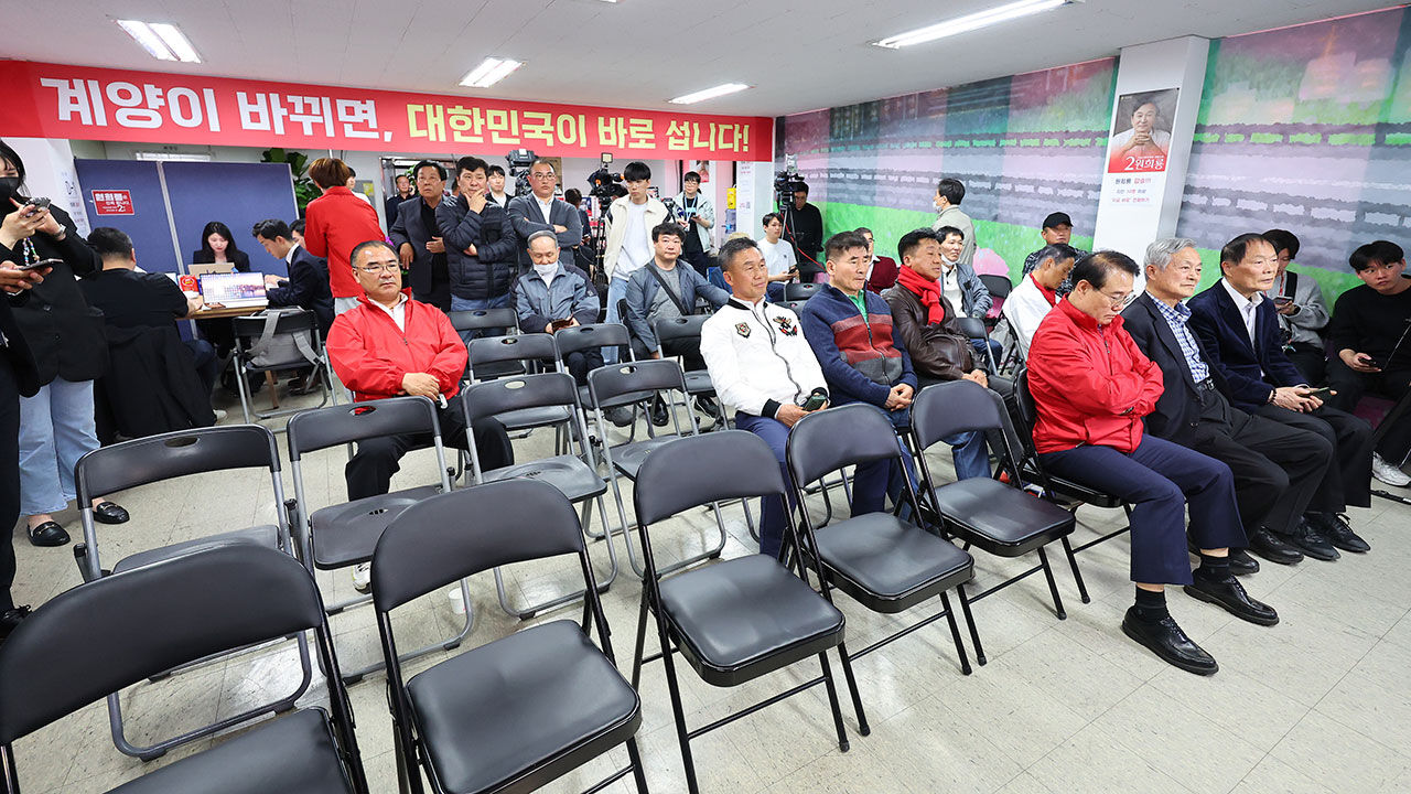 출구조사 결과발표 방송 보는 원희룡 후보 선거사무소 관계자들