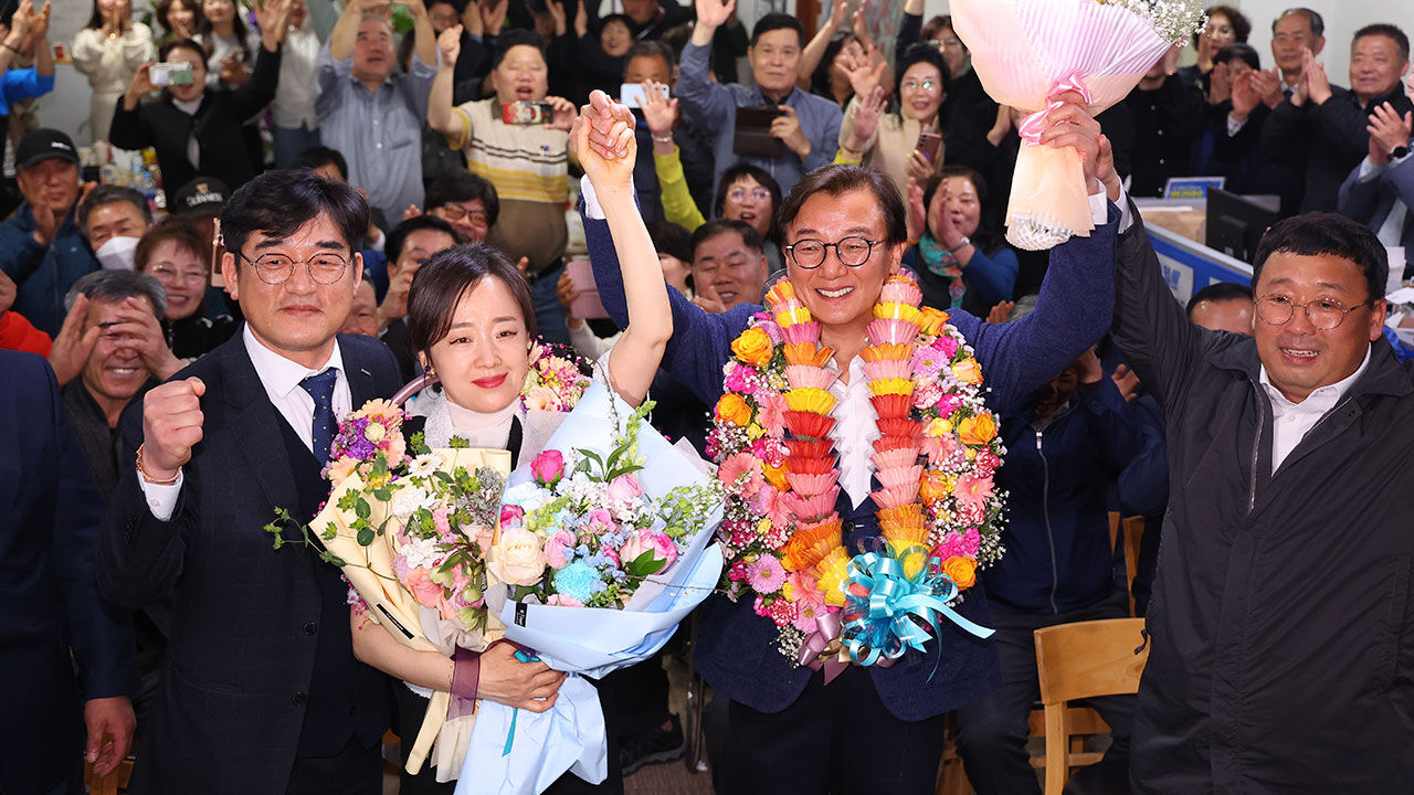 부산 북구갑 출마한 더불어민주당 전재수 후보가 당선이 유력하자 꽃다발을 들고 환호하고 있다.