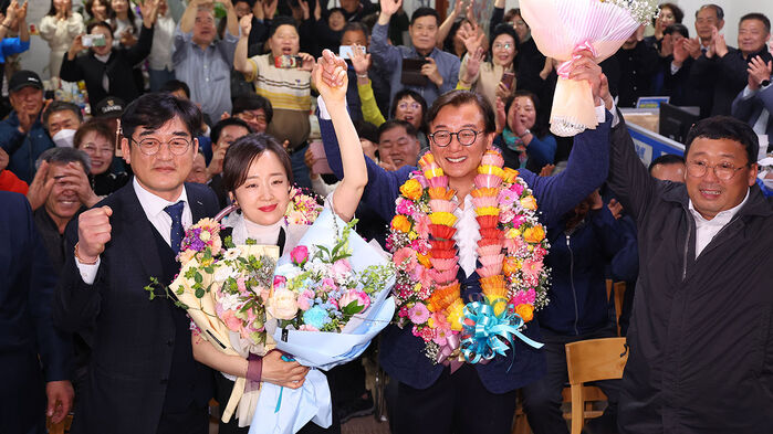 부산 북구갑 출마한 더불어민주당 전재수 후보가 당선이 유력하자 꽃다발을 들고 환호하고 있다.