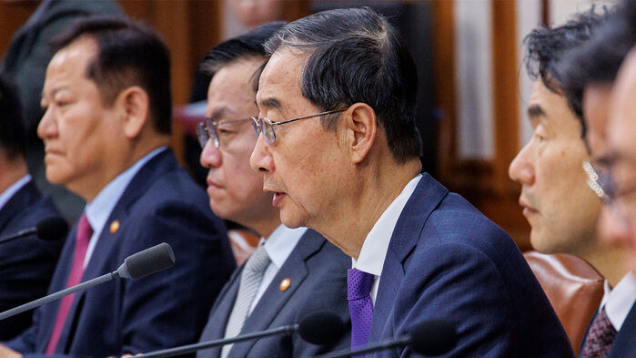 한덕수 국무총리가 11일 오전 서울 종로구 정부서울청사에서 열린 국무회의에 참석해 국가 재정과 관련한 발언을 하고 있다.