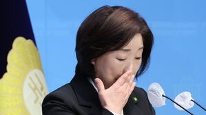 "당원들 생각이 나서" 눈물의 기자회견&hellip;정계 은퇴 선언한 심상정