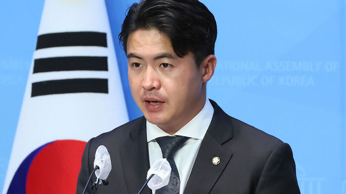 총선 결과 입장을 발표하는 새로운미래 오영환 총괄선대위원장