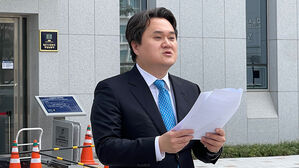 검찰 출석한 김지호 민주당 부대변인 "정치적 의도 의심"