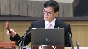 한은, 기준금리 3.50%로 유지&hellip;10회 연속 동결 결정