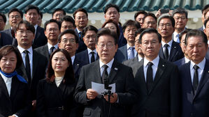 이재명 "대화 &middot; 협치 실종에 국민 실망&hellip;윤 대통령과 당연히 만나야"