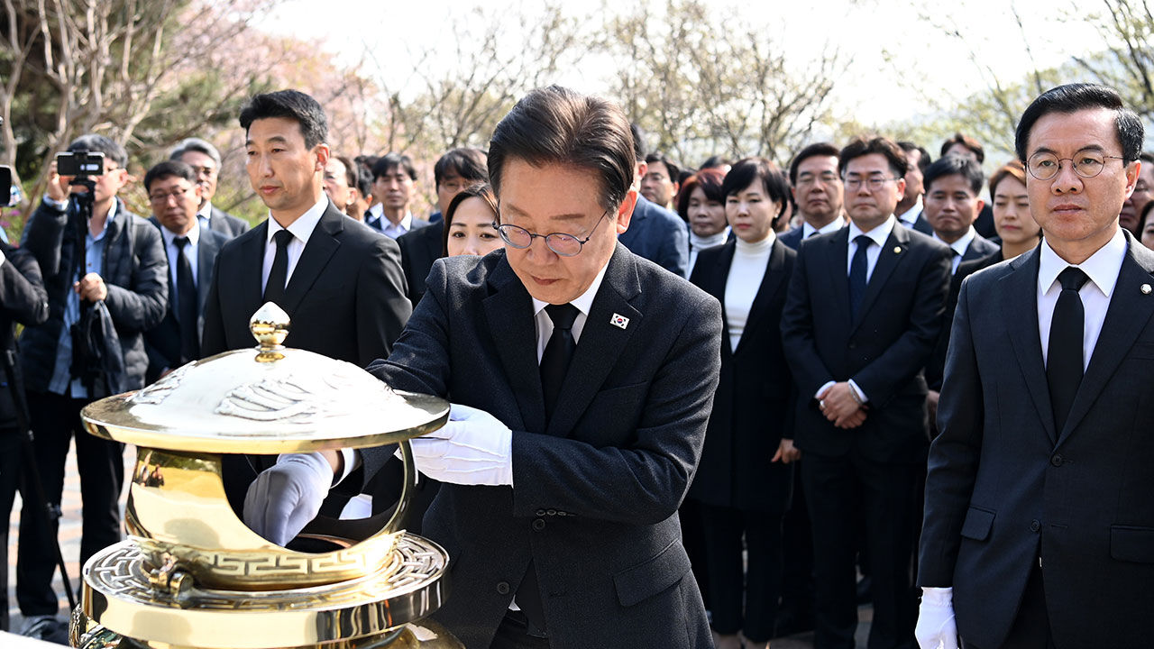 더불어민주당 이재명 대표가 12일 오전 더불어민주연합 윤영덕, 백승아 공동대표 및 22대 총선 당선인들과 서울 동작구 국립서울현충원을 찾아 분향하고 있다.