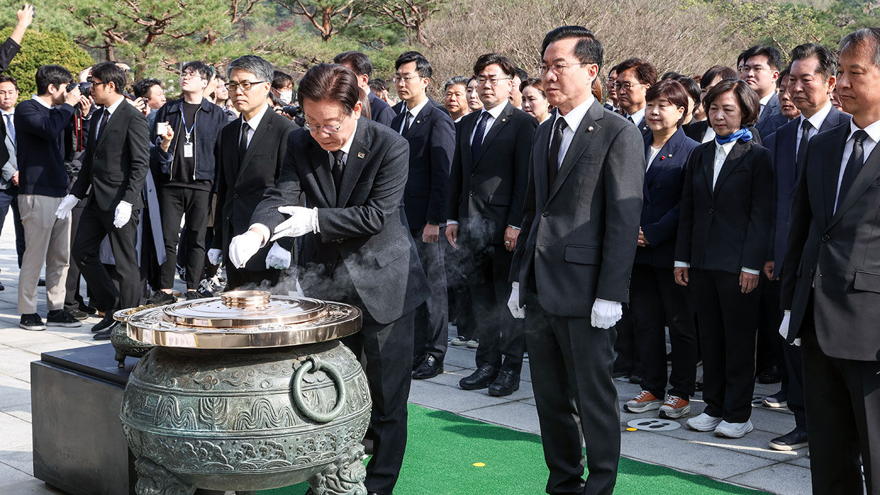 22대 총선 당선인들과 분향하는 이재명 대표