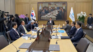 한은, 기준금리 3.50%로 유지&hellip;10회 연속 동결