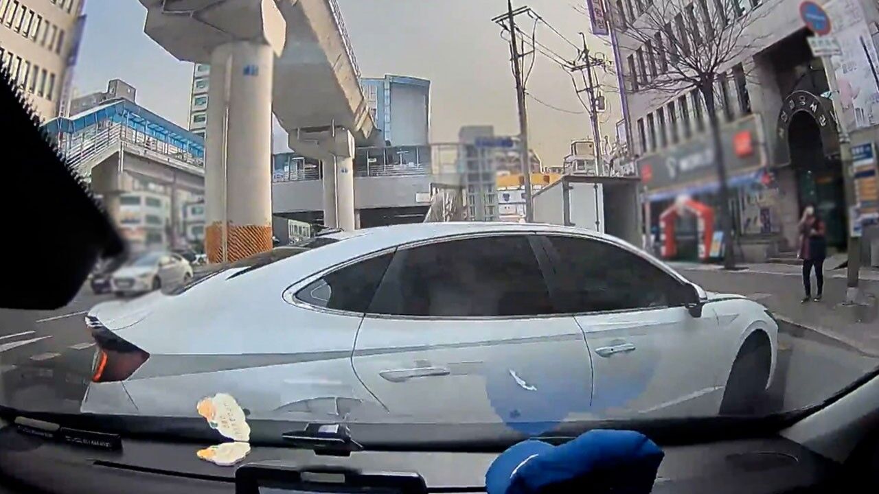 [수정본]신호위반 차량만 노린 고의 교통사고 - 시간 : 2024년 04월 15일 11시 13분 07초