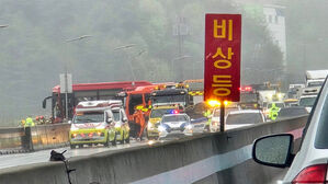 영동고속도로 양지터널 부근서 5중 추돌사고&hellip;1명 중상