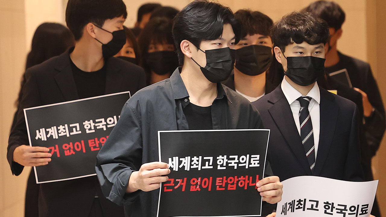 '정책피해 전공의, 박민수 복지부 제2차관 직권남용 및 권리행사방해 혐의 집단고소' 기자회견장 향하는 전공의들