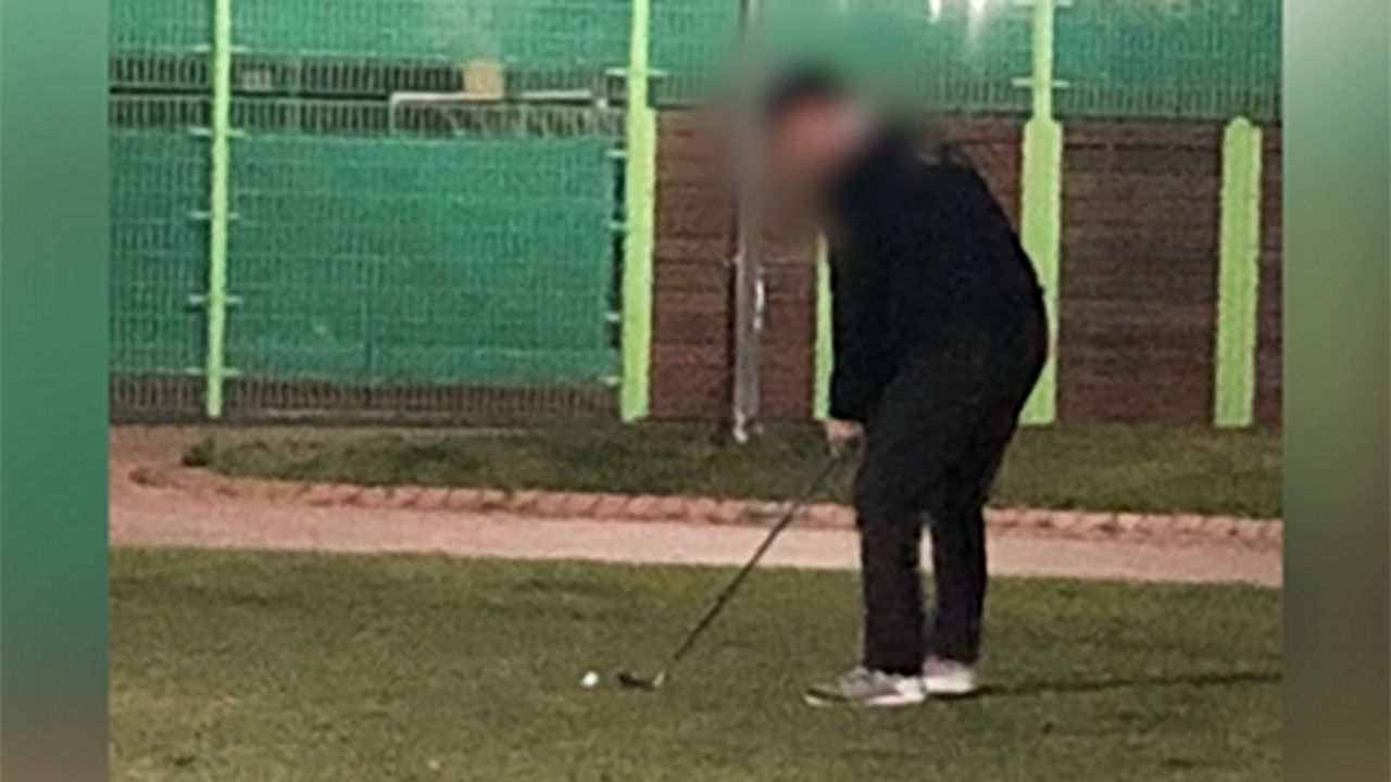 서울 강남구의 한 공원서 골프 스윙 연습하는 남성