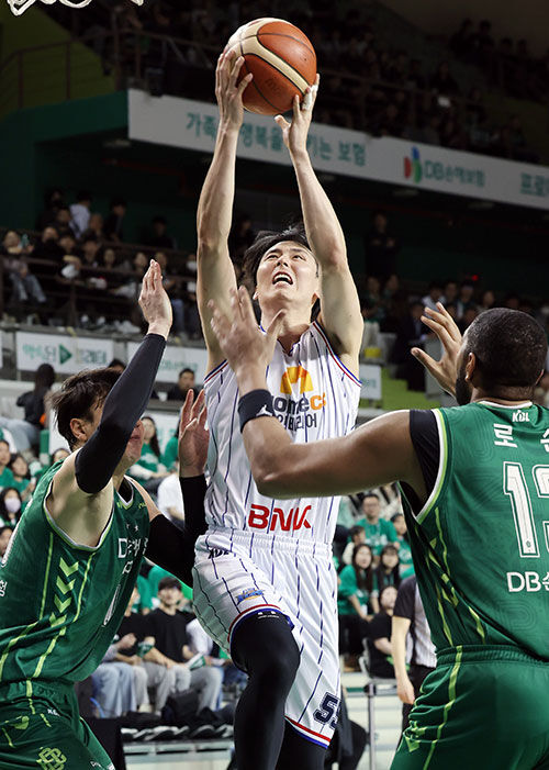KCC 송교창이 슛을 시도하고 있다.