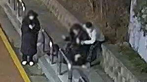 [영상] 아버지뻘 택시기사 목 조르며 폭행&hellip;편의점 알바생이 구했다