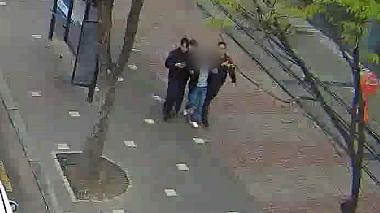 경찰관에 체포된 A 씨