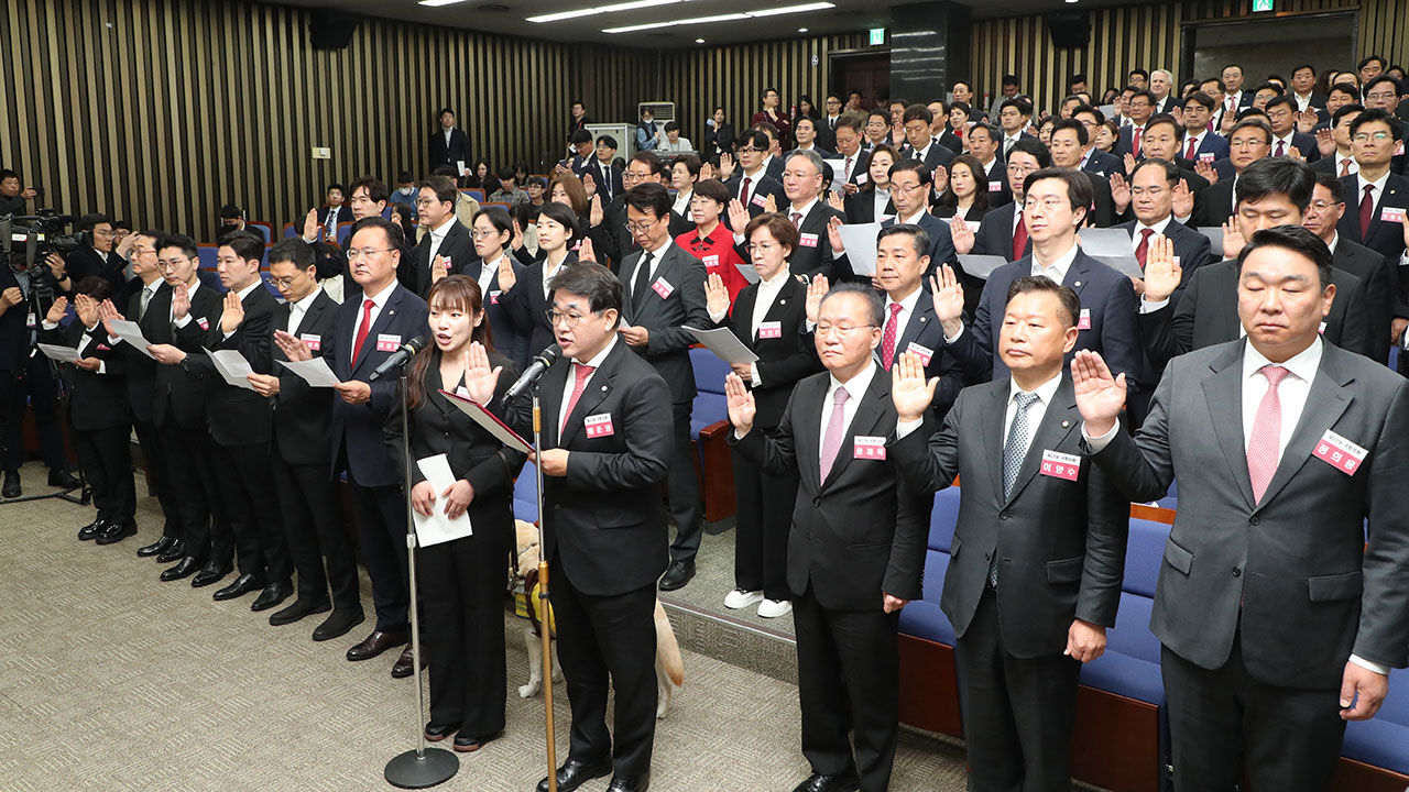16일 국회에서 열린 국민의힘과 국민의미래 당선자 총회에서 제22대 국회의원 당선인들이 결의문을 채택하고 있다. (사진=연합뉴스)
