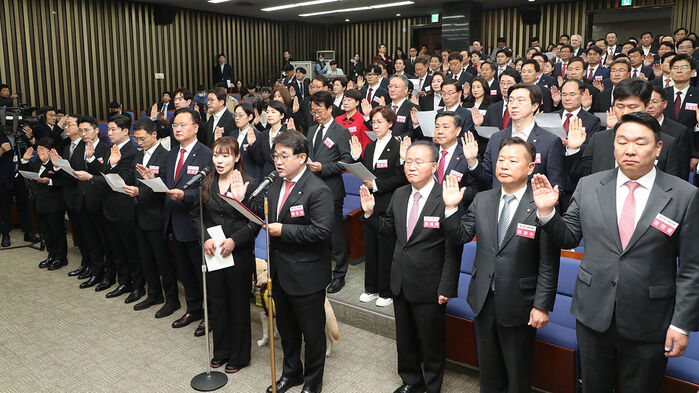 16일 국회에서 열린 국민의힘과 국민의미래 당선자 총회에서 제22대 국회의원 당선인들이 결의문을 채택하고 있다. (사진=연합뉴스)