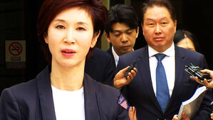 [영상] 마지막 변론 마친 노소영 "잃어버린 시간과 가정을 되돌릴 수 없겠지만"&hellip;머뭇거리다 꺼낸 말