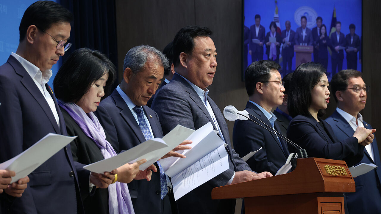 농업민생 4법 본회의 부의 요구의 건 의결 관련 기자회견하는 더불어민주당 농해수위 간사인 어기구 의원 등 야당 의원들