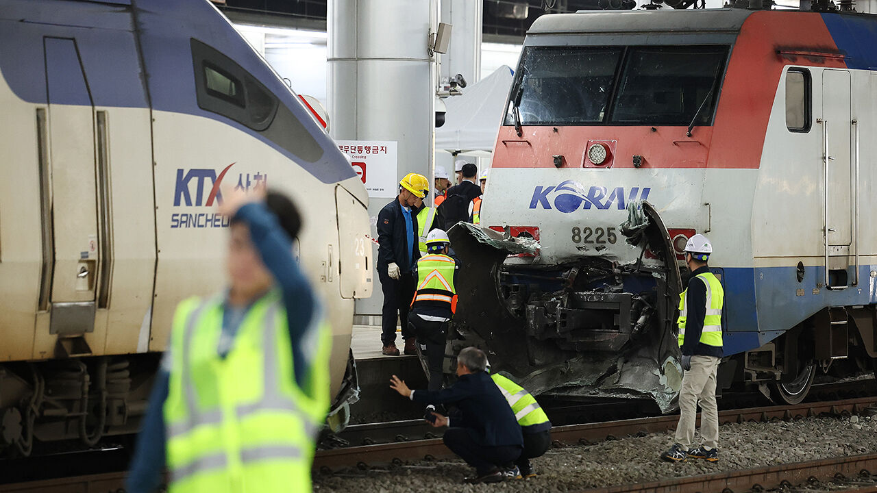 서울역서 접촉 사고 난 KTX·무궁화호