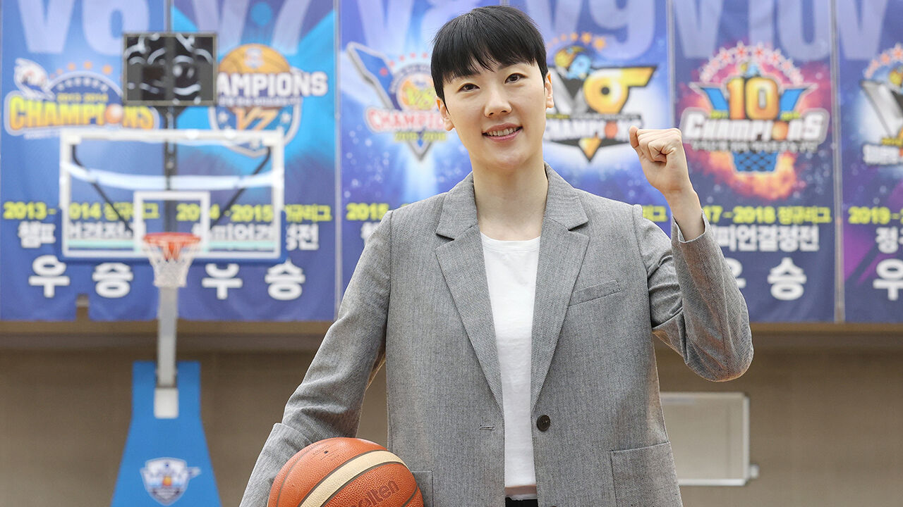 농구공 든 박혜진 선수