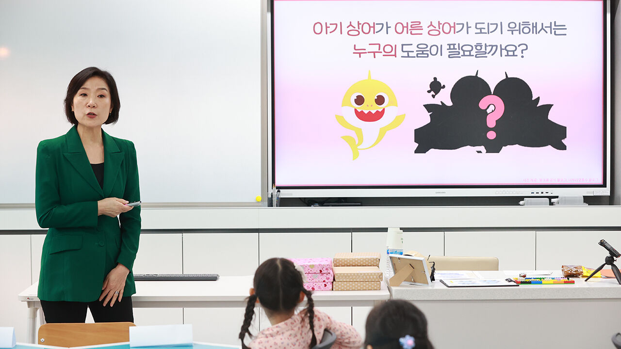 지난 15일 늘봄학교 수업 진행하는 오영주 중소벤처기업부 장관