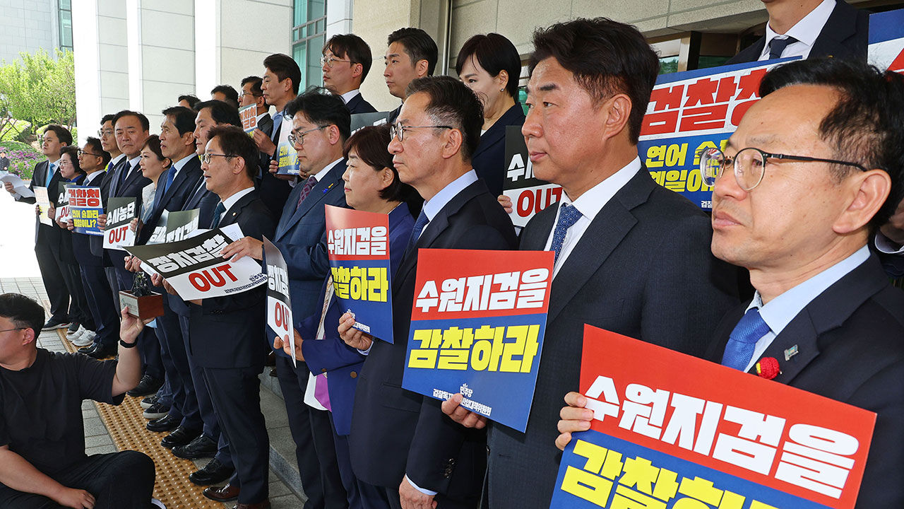 18일 수원지검 감찰 등을 촉구하고 있는 더불어민주당 검찰독재정치탄압대책위원회 박범계 상임위원장, 박찬대 공동위원장 등 (사진=연합뉴스)