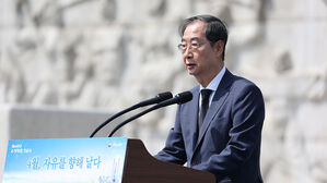 한 총리 "더 낮은 자세로 국민 소리 귀 기울일 것"&hellip;4&middot;19혁명 기념사