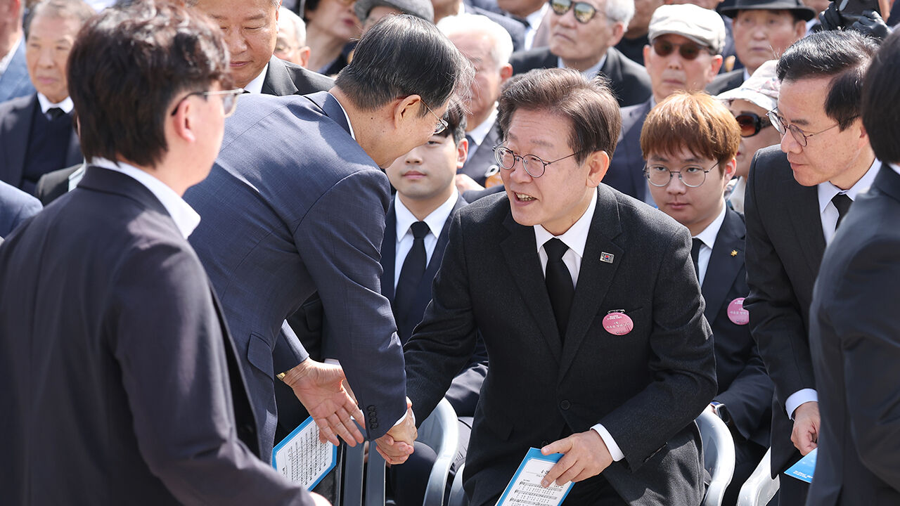 국립 4·19민주묘지에서 열린 제64주년 4·19 혁명 기념식에서 인사하는 한덕수 총리와 이재명 대표