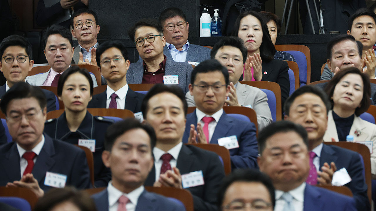 19일 국회에서 열린 국민의힘 원외조직위원장 간담회에서 홍철호, 김경진 후보 등이 윤재옥 원내대표 겸 당 대표 권한대행의 인사말을 듣고 있다. (사진=연합뉴스)