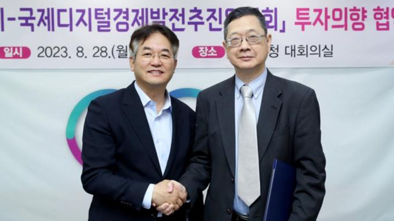 이동환 시장(왼쪽)과 악수하는 채유덕 ESA 회장