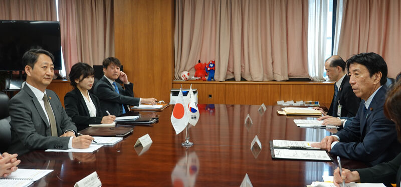 도쿄 경제산업성에서 회담하는 안덕근 산업통상자원부 장관(제일 왼쪽)과 사이토 겐 일본 경제산업상(제일 오른쪽) (사진=연합뉴스)