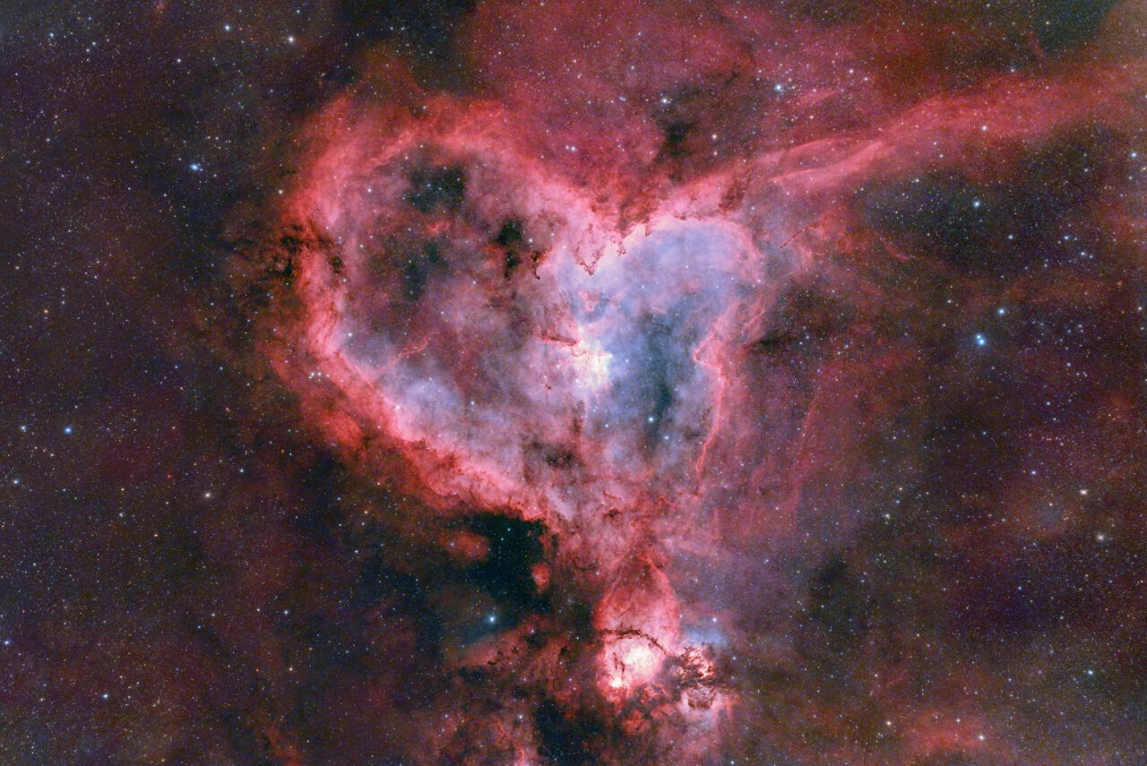 박정원 씨의 '스윗한 하트 성운'. 사랑하는 이에게 바칠 아부용 천체사진을 찍기 위해 하트 성운을 선택했다. 스윗한 하트가 되도록 붉은색을 강조했다.