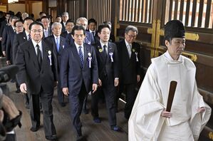 군국주의 상징 '야스쿠니'에 또 참배하러 간 일본 의원들&hellip;도대체 왜? [스프]